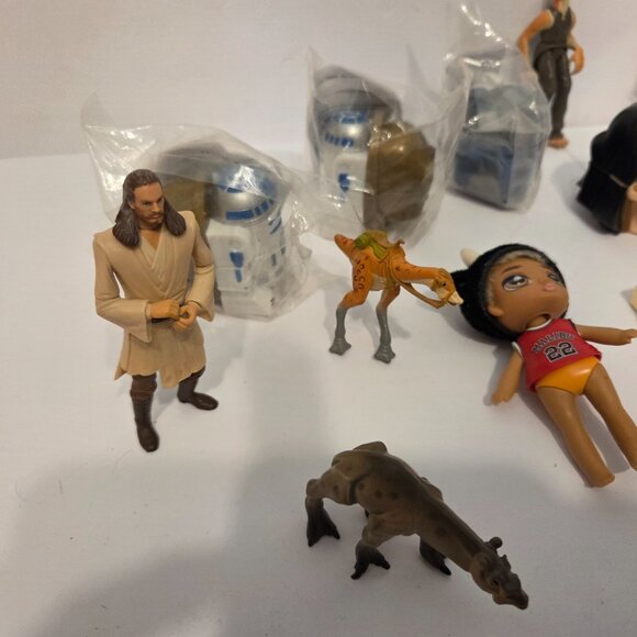 16 Star Wars Collectables as shown - Picture 2 of 5